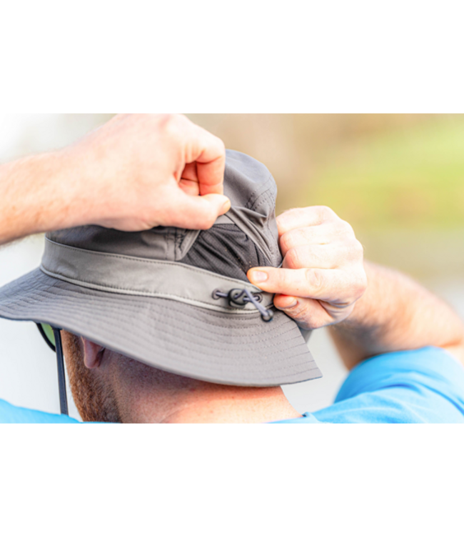 Preston Boonie Grey ou White – Chapeau de Pêche Léger avec Panneaux Ventilés, Large Bord et Cordon Réglable Amovible