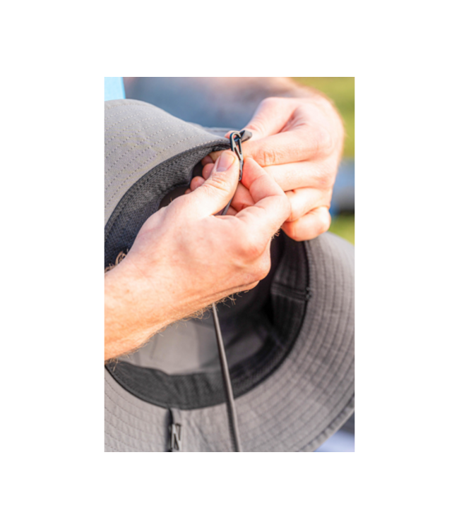 Preston Boonie Grey ou White – Chapeau de Pêche Léger avec Panneaux Ventilés, Large Bord et Cordon Réglable Amovible