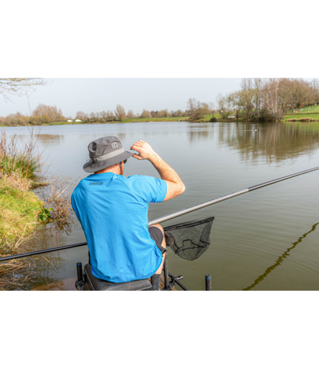 Preston Boonie Grey ou White – Chapeau de Pêche Léger avec Panneaux Ventilés, Large Bord et Cordon Réglable Amovible