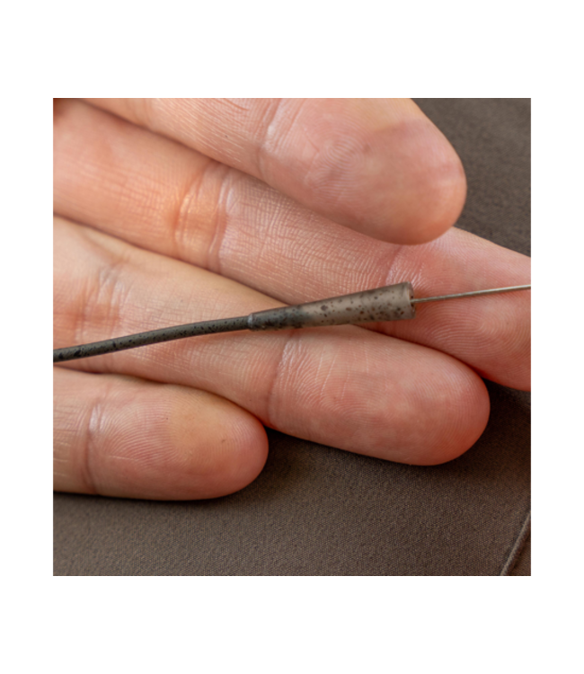 Avid Carp Outline Tungsten Rig Tube 2m – Ultra-Zware Camo Tungsten Tube voor Lead Clips en Inline Loden met Minder Tangles, Meer Visveiligheid en Optimale Camouflage