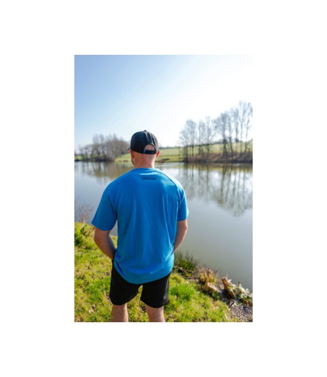 Preston Blue Breeze T-Shirt – Lichtgekleurd Slijtvast Vissers T-Shirt met Comfortabele Pasvorm en Subtiele Branding