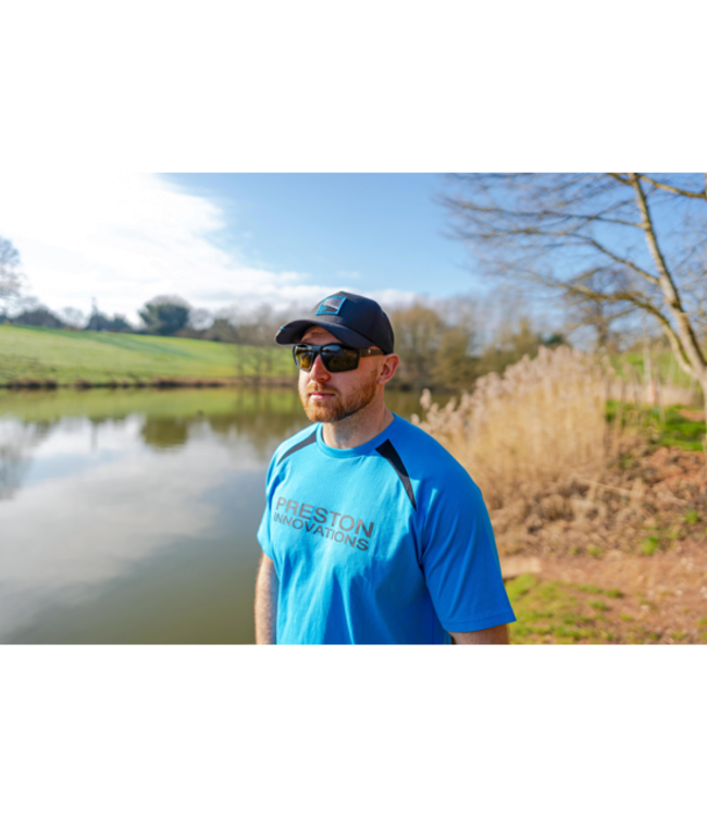 Preston Blue Breeze T-Shirt – Helles, strapazierfähiges Angelshirt mit komfortabler Passform und dezenter Markenoptik