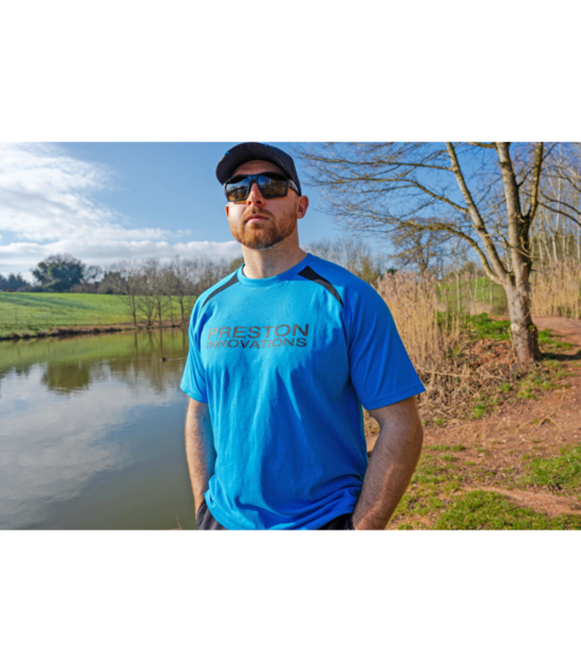 Preston Blue Breeze T-Shirt – Helles, strapazierfähiges Angelshirt mit komfortabler Passform und dezenter Markenoptik