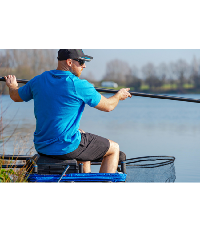 Preston Blue Breeze T-Shirt – Helles, strapazierfähiges Angelshirt mit komfortabler Passform und dezenter Markenoptik