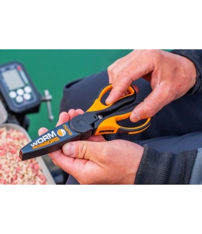 Guru Worm Scissors – Extra Scherpe Wormenschaar met Dubbele Gekartelde Bladen en Ergonomische Soft-Touch Grip