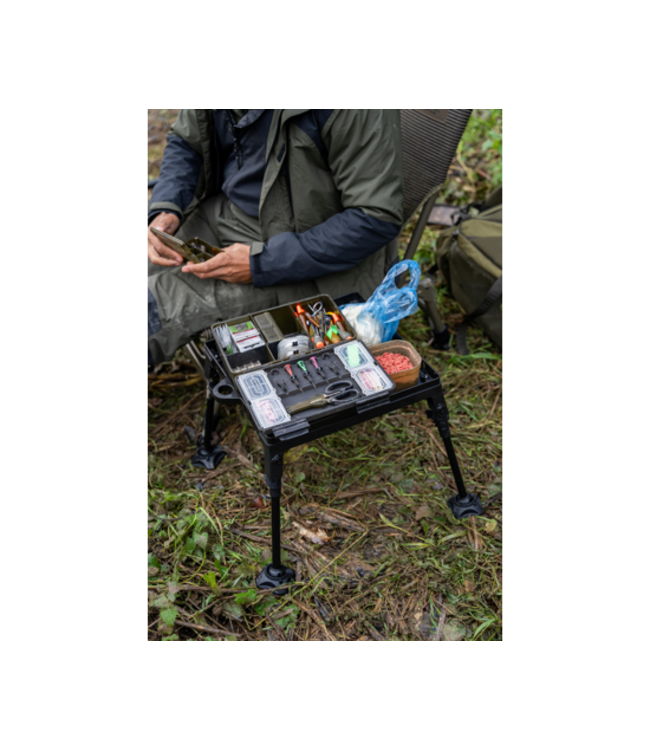 Korum Free Standing Side Tray – Verstelbare Vrijstaande Side Tray met Modderpoten, Catapult Holder en Rig Hooks