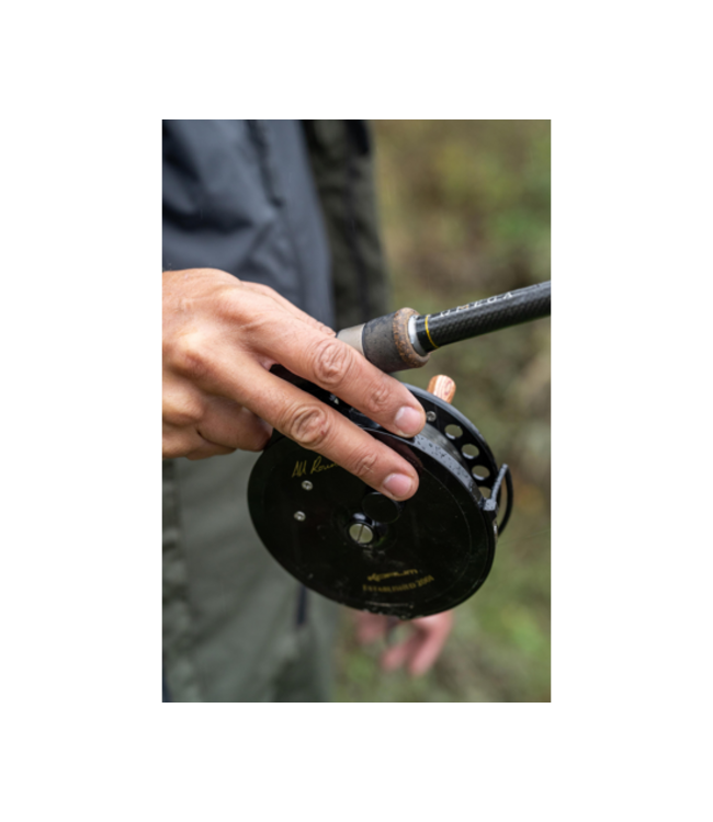 Korum Allrounder Centrepin 4.5 NMB – Centrepin Aluminium 4.5 Inch avec Nippon Miniature Bearings, Line Guard et Poignées Rosewood Style