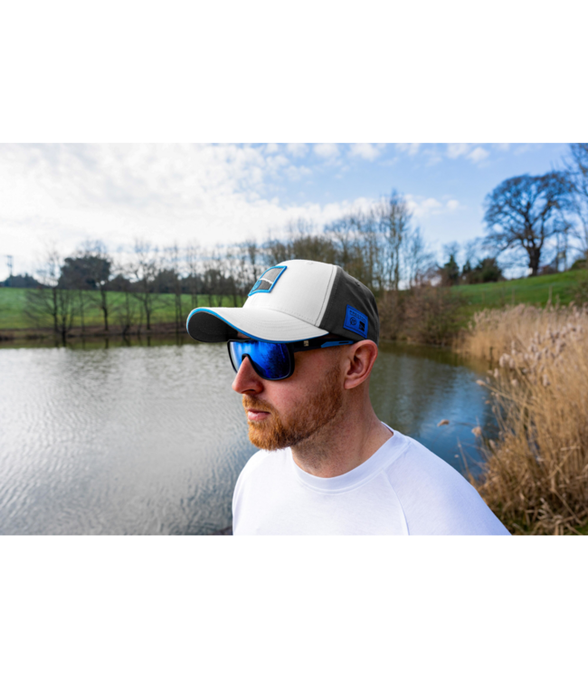Preston White Drift Cap – Licht Reflecterende Witte Viscap met Sterke Klep, Preston Logo en One Size Pasvorm