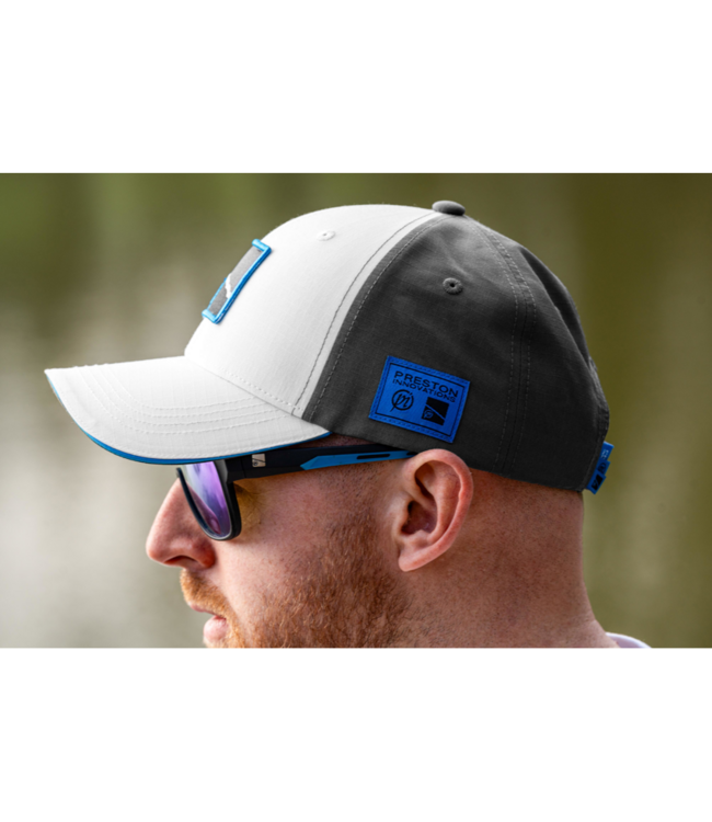 Preston White Drift Cap – Licht Reflecterende Witte Viscap met Sterke Klep, Preston Logo en One Size Pasvorm