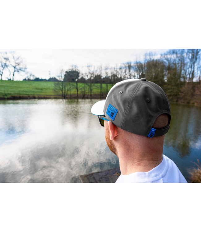 Preston White Drift Cap – Licht Reflecterende Witte Viscap met Sterke Klep, Preston Logo en One Size Pasvorm