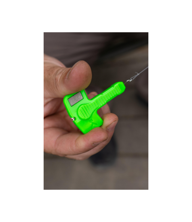 Korum Rig Multi Tool – Outil Compact pour Serrer les Nœuds, Dénuder les Bas de Ligne et Affûter les Hameçons