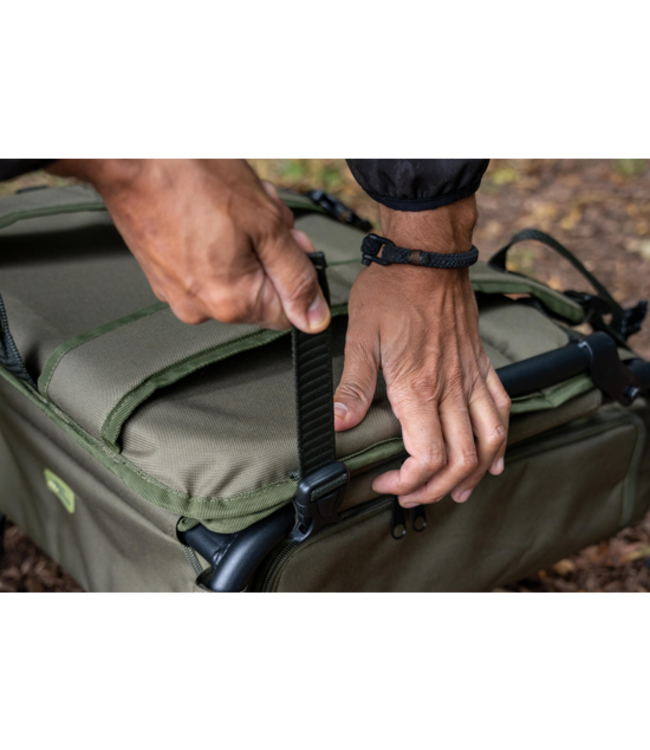 Korum Progress Ruckchair SS – Stalen Visstoel met Geïntegreerde Flatbed Carryall, Rugzakbanden en Harde Bodem