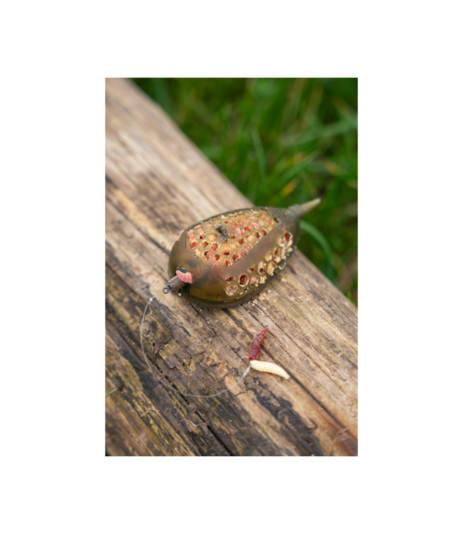 Korum Camo Grub Feeder – Verwisselbare Camouflage Maggot Feeder met Inline Insert System en Pop-Up Pincher