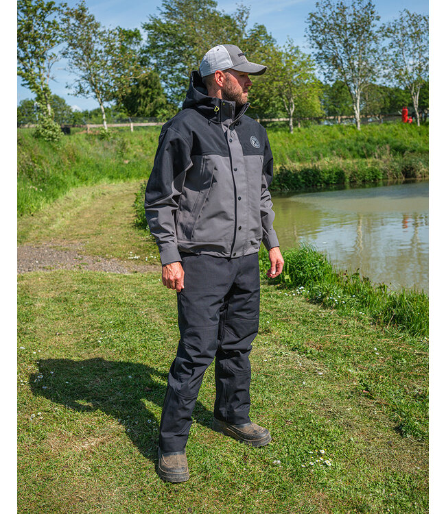 Matrix Pro-X Outer Shell Jacket – Wasserdichte und atmungsaktive Matchjacke mit 25K Schutz und kürzerem Schnitt für Sitzkomfort