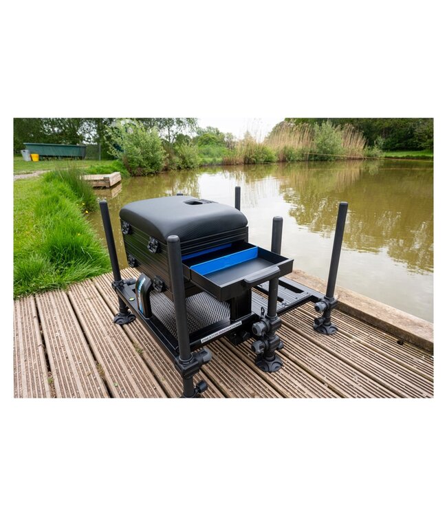 Preston Ignition Station SL Seatbox D30 – Leichte Sitzkiepe mit Verstellbarer Fußplatte & 3 Schubladen – 14,9kg
