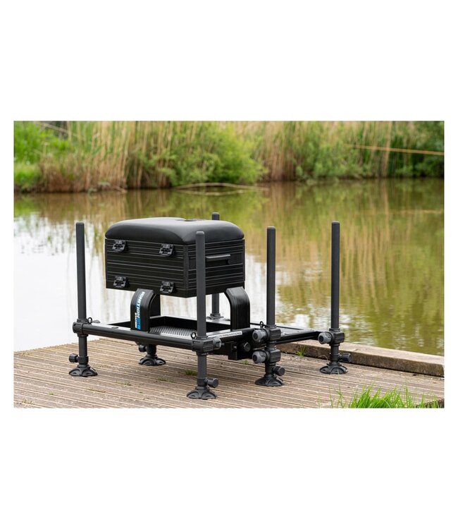 Preston Ignition Station SL Seatbox D30 – Leichte Sitzkiepe mit Verstellbarer Fußplatte & 3 Schubladen – 14,9kg