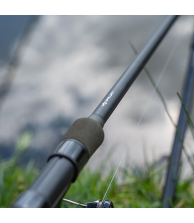 Korum Avon Rod 2-Delig – Specialist Hengel met Klassieke Avon-Actie