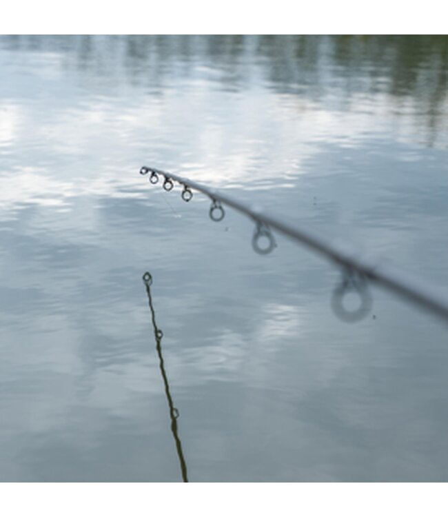 Korum Avon Rod 2-Delig – Specialist Hengel met Klassieke Avon-Actie