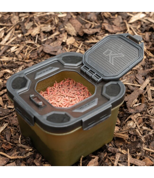 Korum Click Lock Bait Tub – Boîte à Appâts Empilable et Ventilée