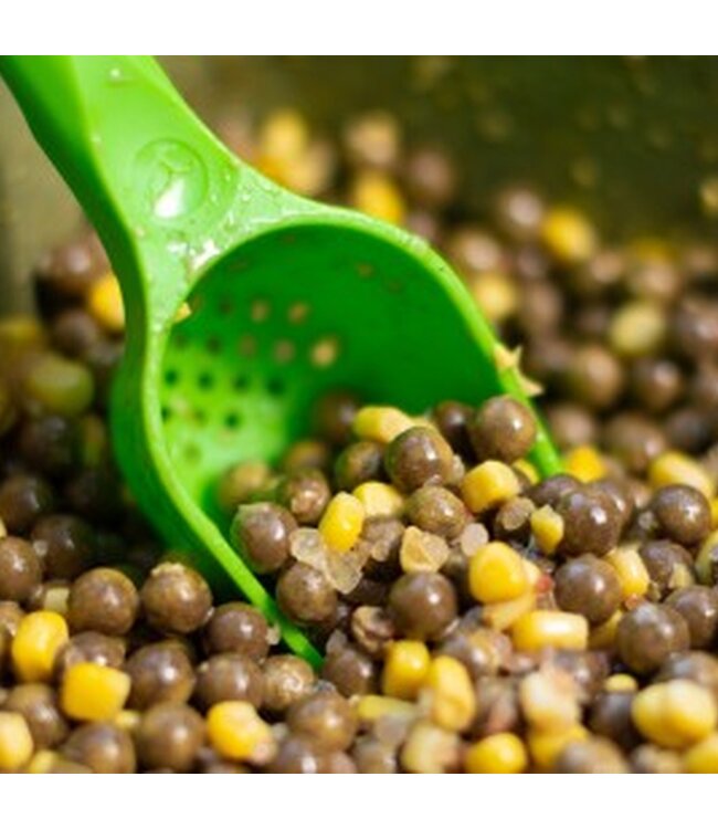 Korda Bait Scoop – Compacte Voerschep met Afwateringsgaten