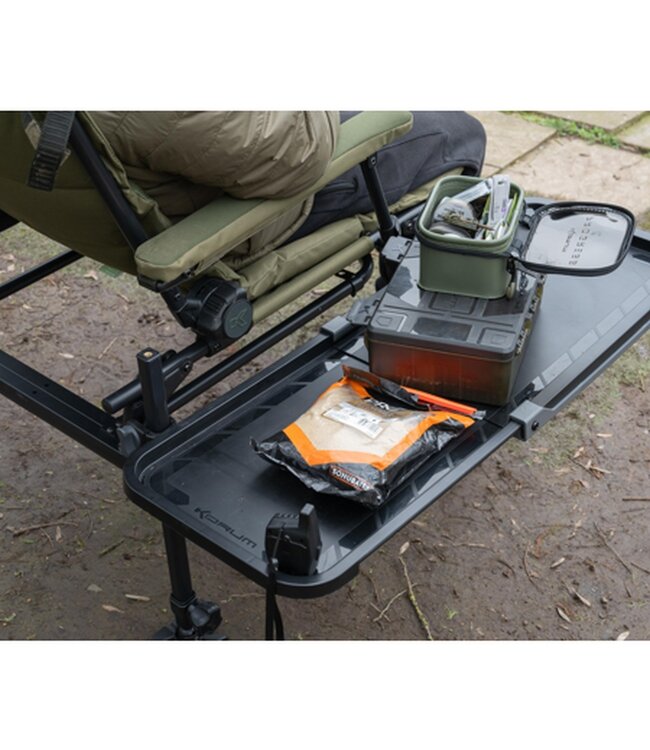 Korum Any Chair Extendable Side Tray – Ausziehbare Seitenablage für Angelstuhl und Sitzkiepe