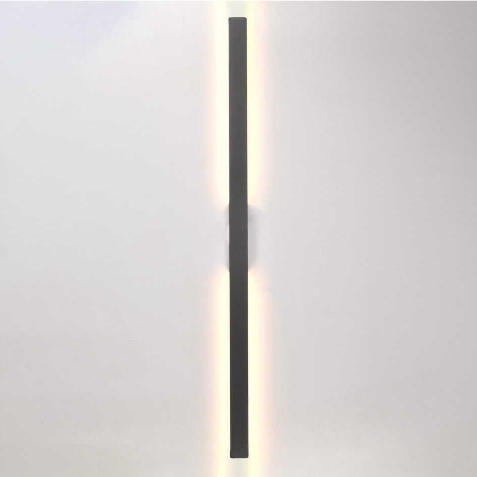 Moderne schwarze Wandlampe - Tyge