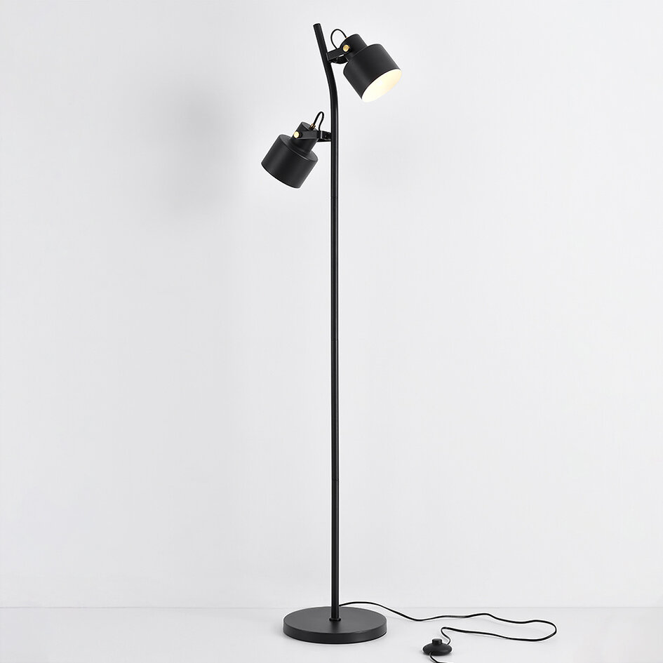 2-flammige Stehleuchte mit schwenkbaren Strahlern - William