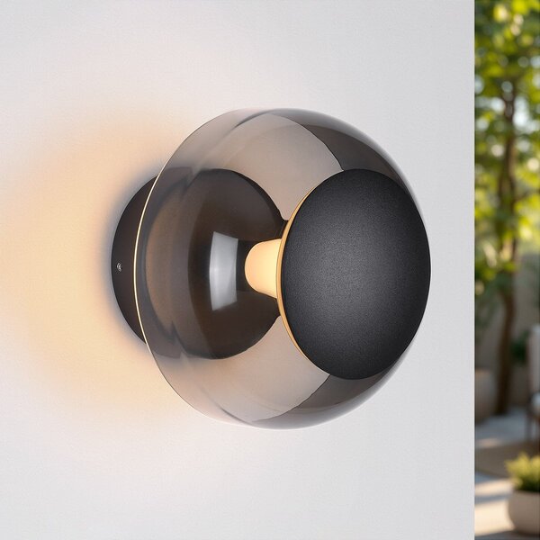 Wandleuchte Jody mit Glaskugel und integrierten LEDs