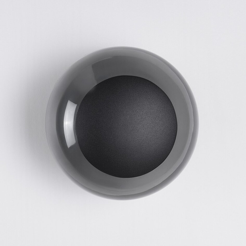 Wandleuchte Jody mit Glaskugel und integrierten LEDs