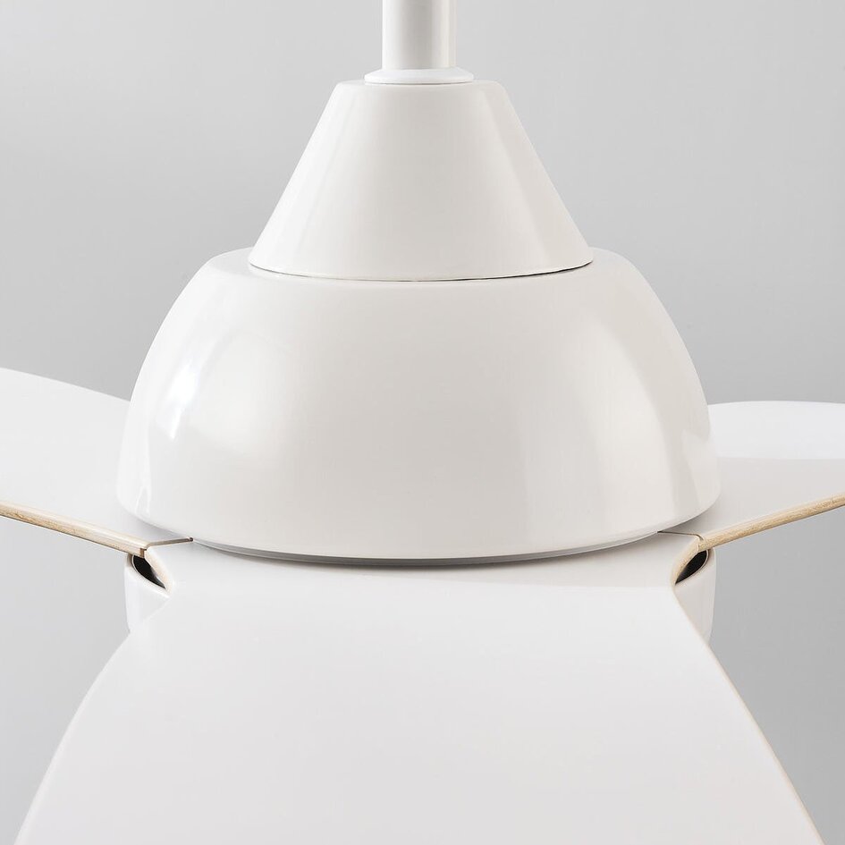 Oiseau Deckenventilator mit dimmbaren LEDs und Flügeln aus hellem Holz