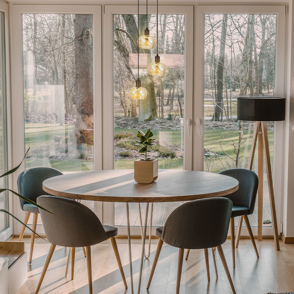 Moderne mattschwarze Pendelleuchte mit amber Glas, 3-flammig - Scott