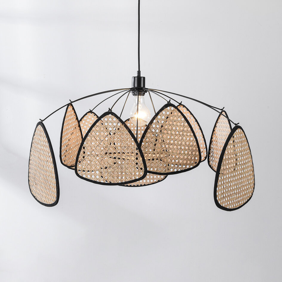 Schwarze Boho-Hängeleuchte Floare mit Rattan