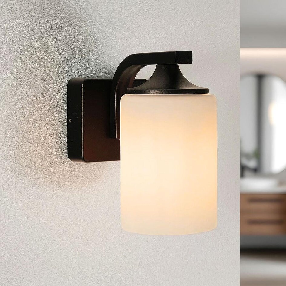 Moderne Wandleuchte für Badezimmer mit milchig weißem Schirm, 1-flammig - Elmi