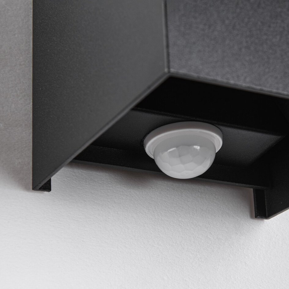 Moderne quadratische Außenleuchte Daniel schwarz mit Bewegungs- und Tag-/Nachtsensor