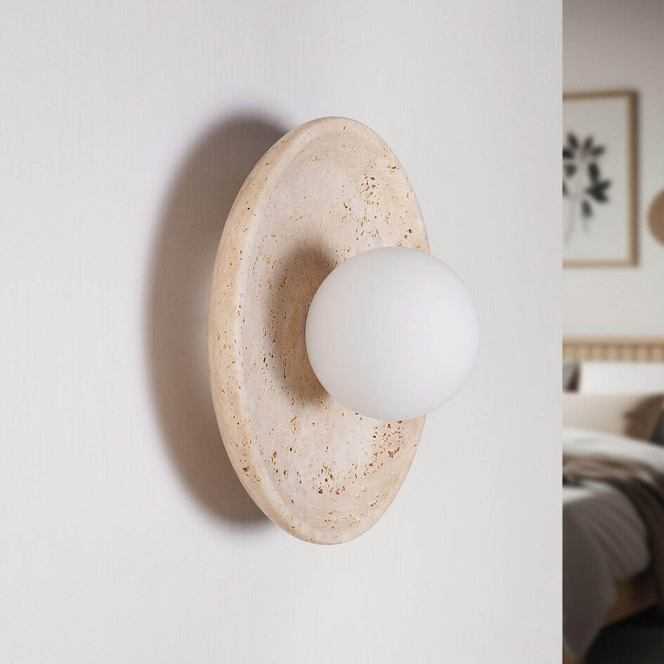 Elegante Wandleuchte Arto aus Travertin (Naturstein) und Milchglas
