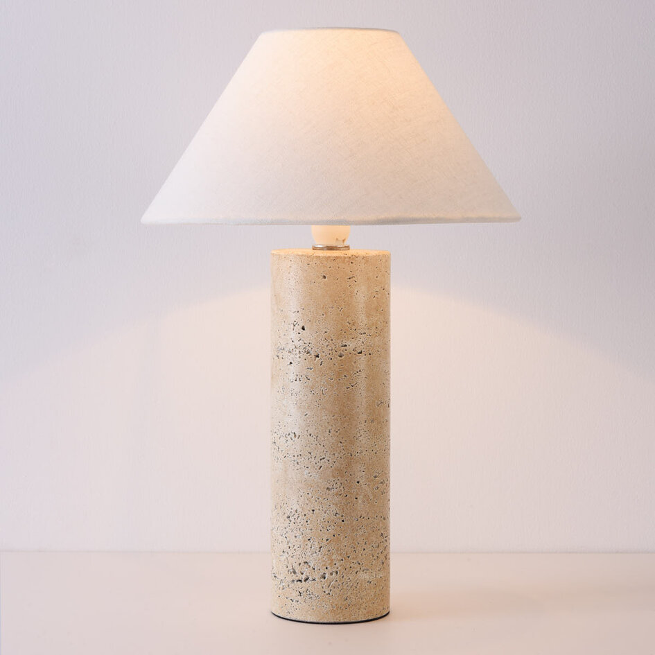 Japandi Tischlampe Table mit Travertinfuß Optik und Leinen­schirm