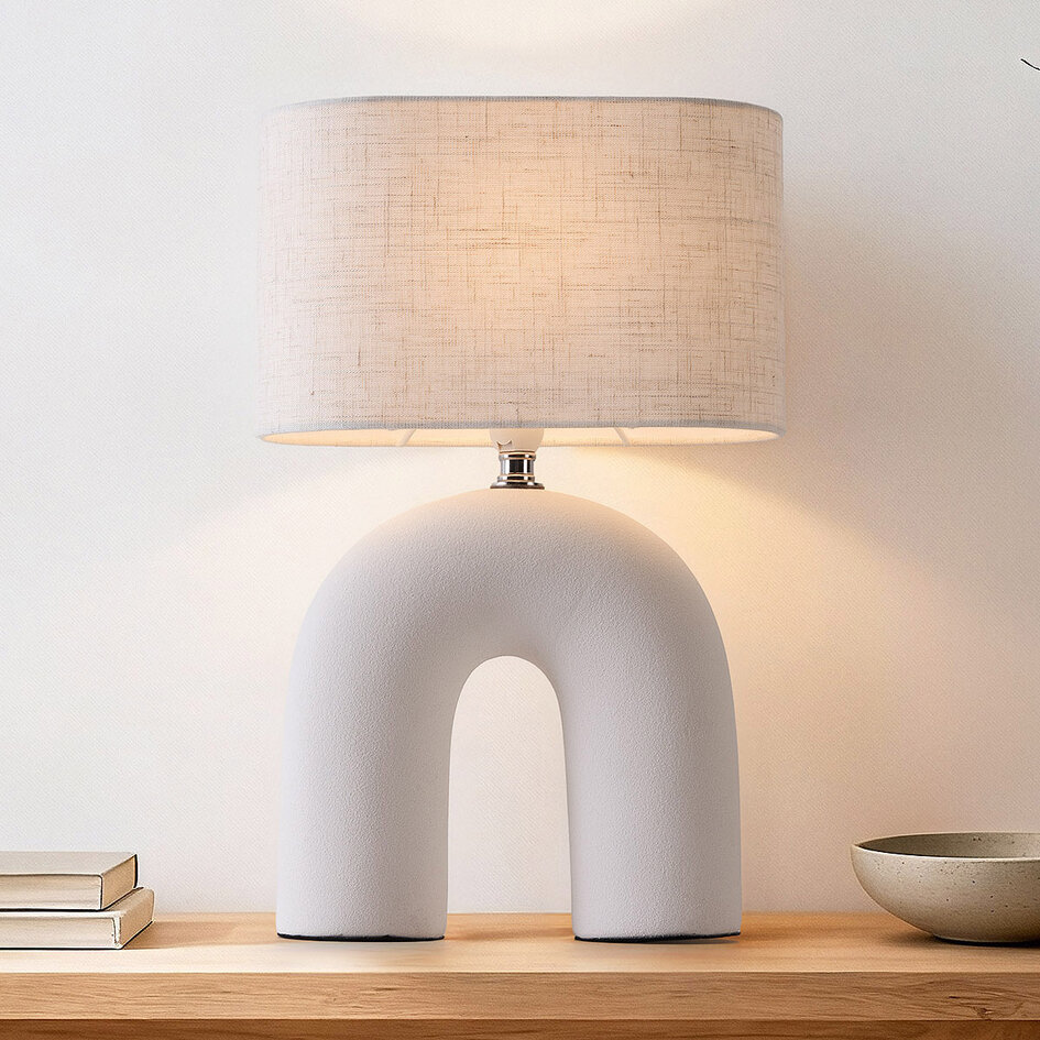 Japandi Tischlampe Poyta weiß Karamell mit Leinenkappe
