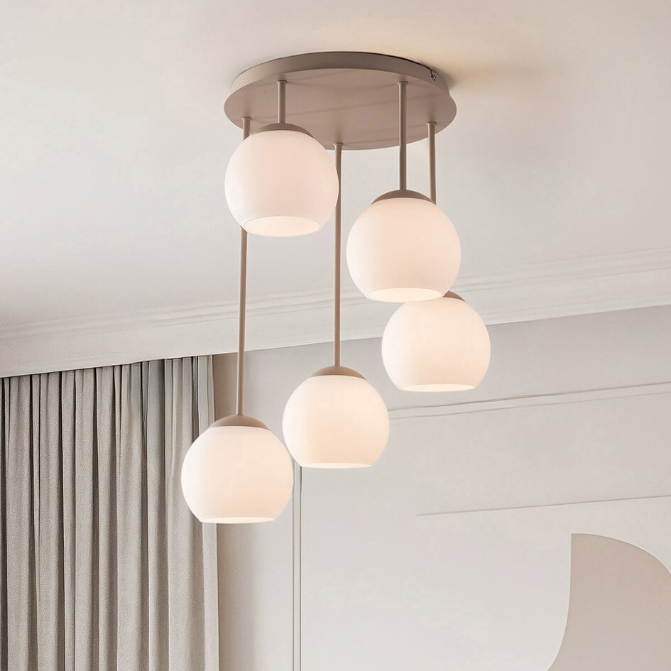 Moderne beige Deckenleuchte Carato 5-flammig mit milchweißen Glaskugeln