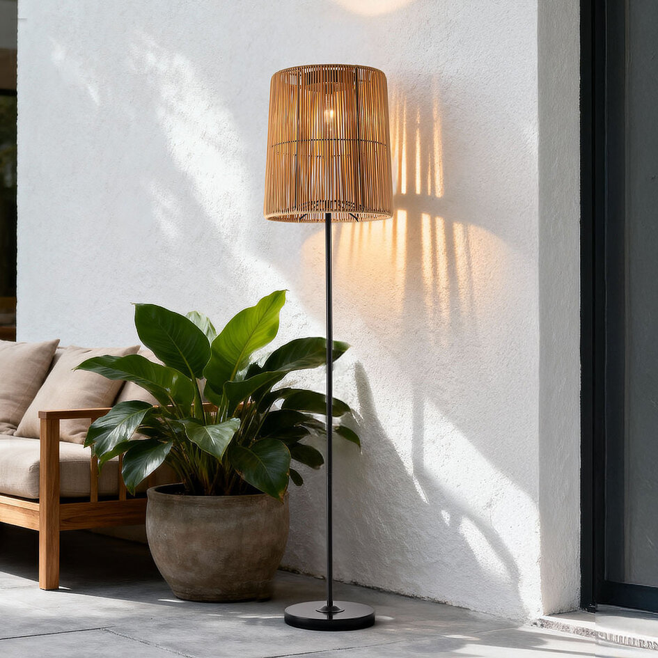 Solar-Stehleuchte Elyra mit Lampenschirm in Rattanoptik – schwarz mit naturbraun