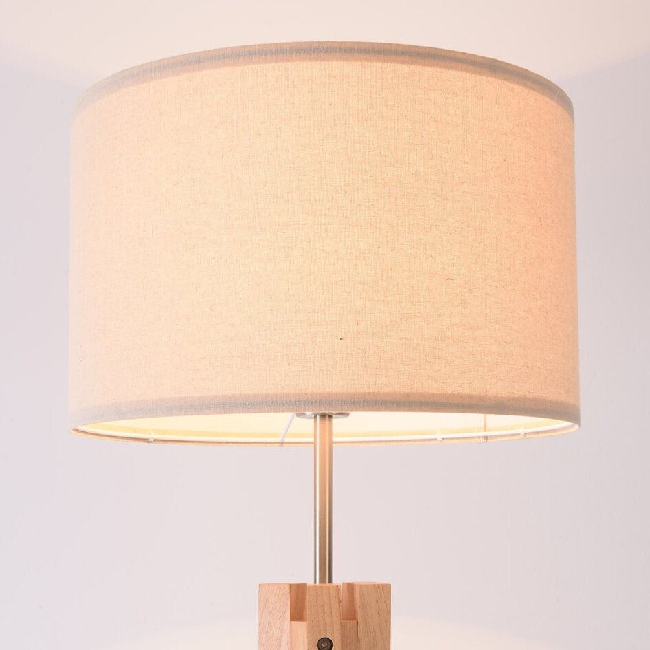 Skandinavische Stehlampe Tenir mit Holzstativ und Leinenkappe