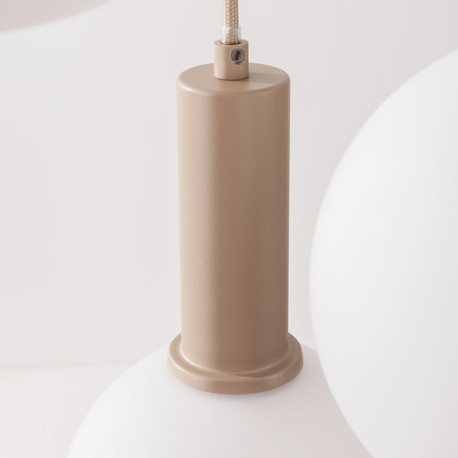 3-flammige beige Hängelampe Imme mit milchweißen Glaskappen