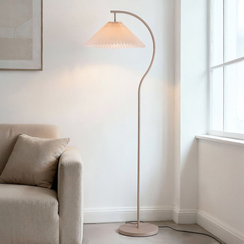 Moderne Bogenlampe Tatsu mit gefaltetem Stoffschirm und beigem Gestell