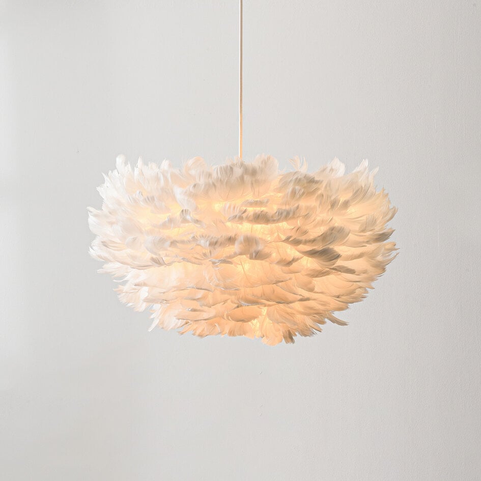 Hängelampe Floka mit weichen weißen Federn