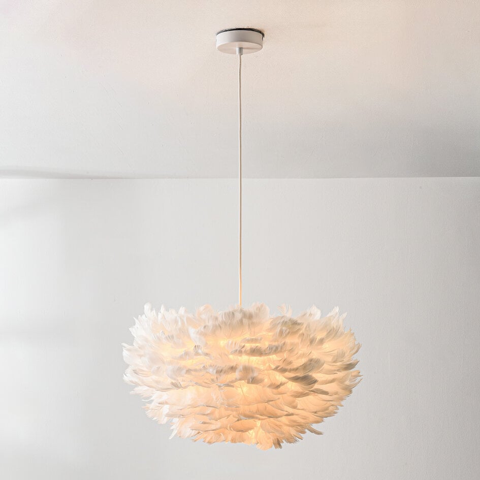Hängelampe Floka mit weichen weißen Federn