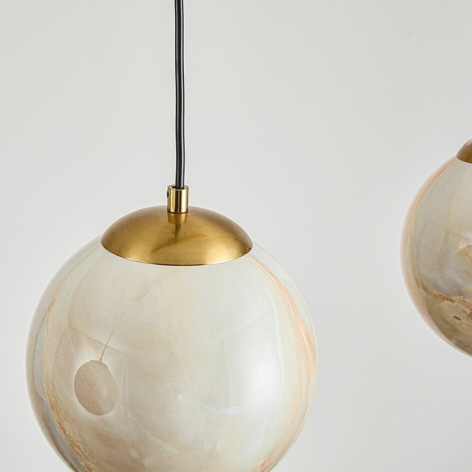 Hängelampe Tessra mit drei Kugeln in Marmoroptik und Akzenten in Messinggold