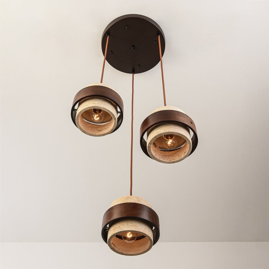 Design-Hängelampe Travé aus Travertin (Naturstein) und Holz, 3-flammig