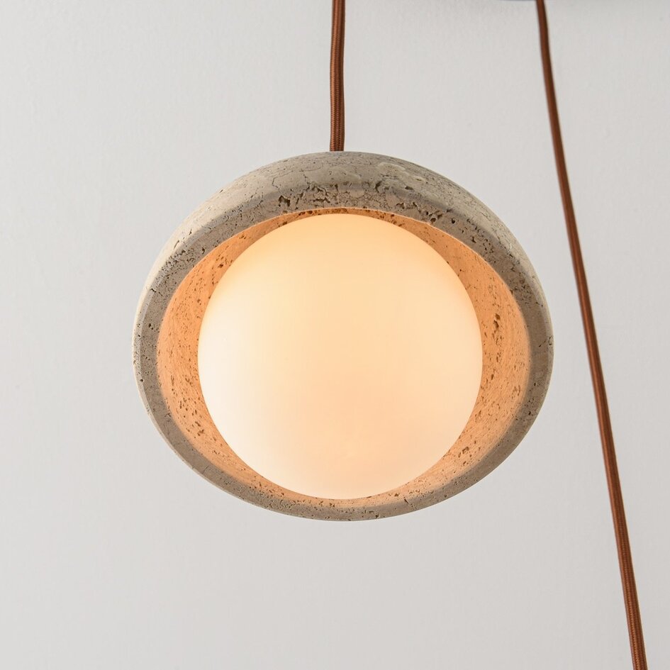 Japandi-Hängelampe Vado aus Travertin (Naturstein), Holz und Glas, 3-flammig