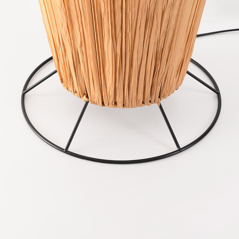 Stehleuchte Plecta aus Raffiabastpapier mit schwarzem Metallfuß – 140 cm