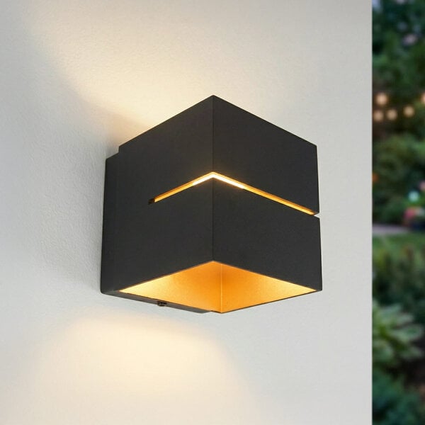 Moderne quadratische Wandleuchte schwarz mit goldenem Interieur - Avi