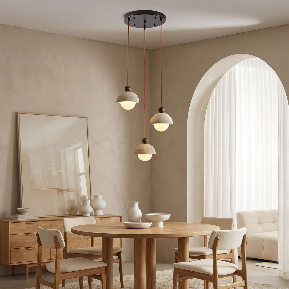 Moderne Hängelampe Vara aus Travertin (Naturstein), Holz und milchweißem Glas, 3-flammig